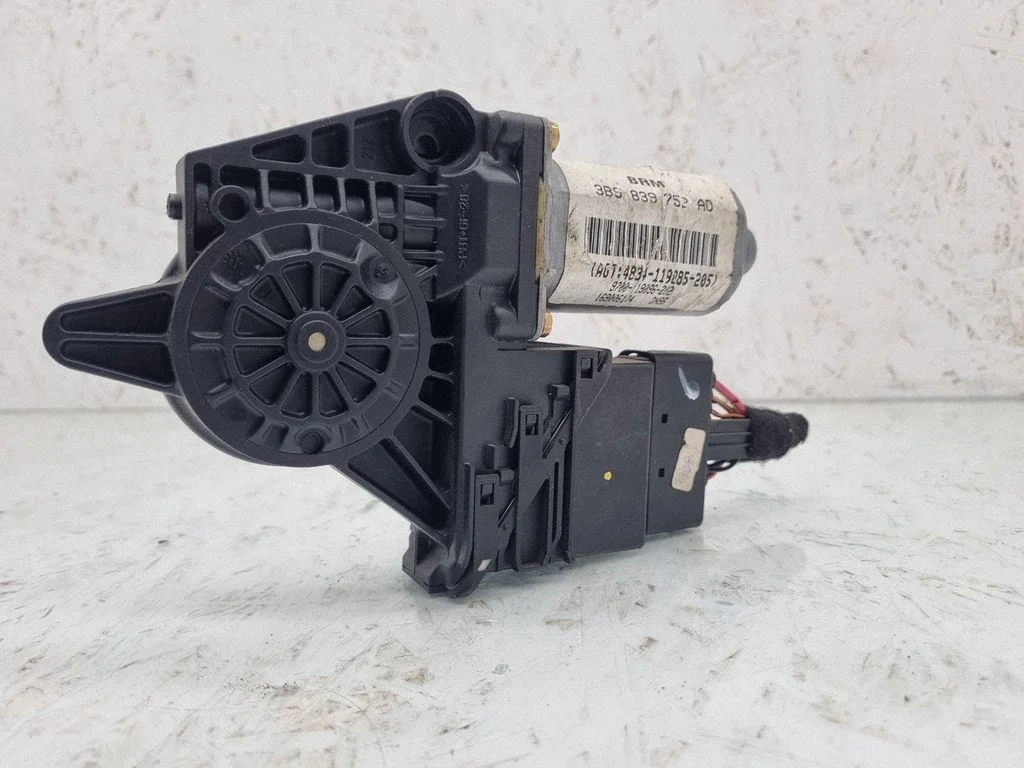Aizmugurējā loga pacēlāja motoriņš 3B9839752