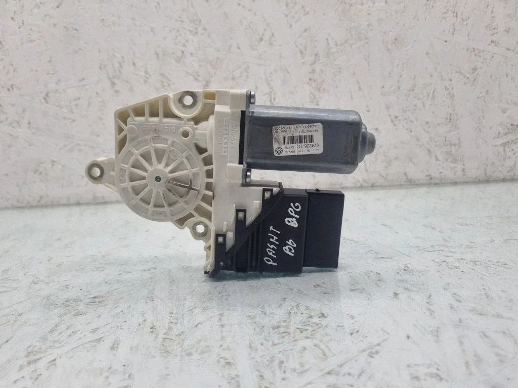 Rear door window regulator motor 1K0959704P