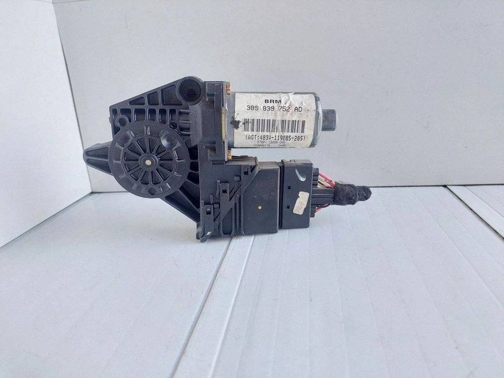 Aizmugurējā loga pacēlāja motoriņš 3B983975AD