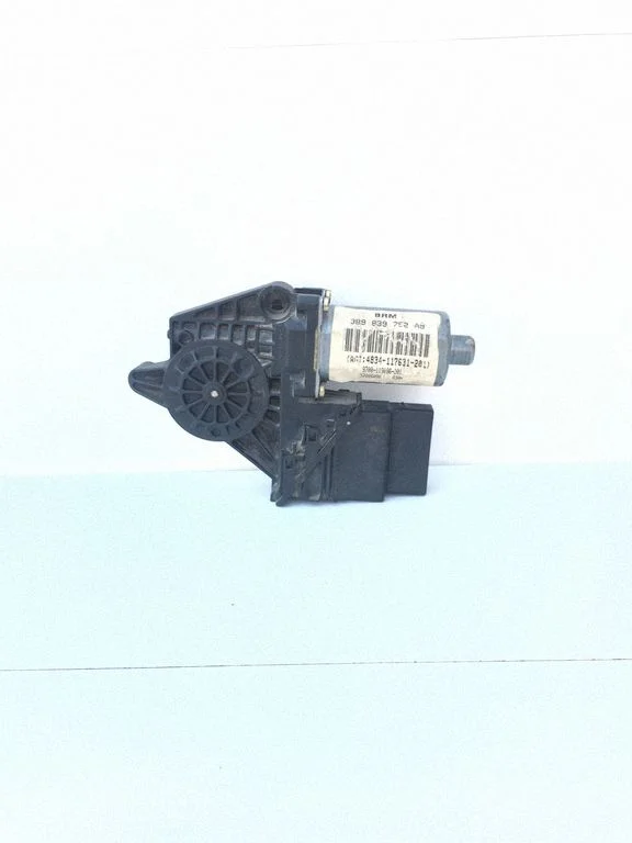 Aizmugurējā loga pacēlāja motoriņš 3B9839752