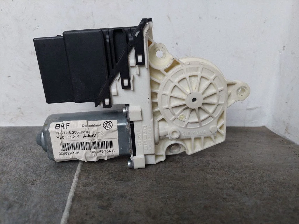 Rear door window regulator motor 1K0959704B