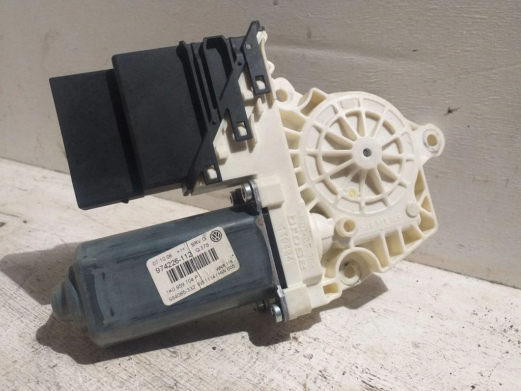 Rear door window regulator motor 1K0959704P