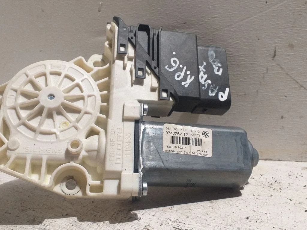 Rear door window regulator motor 1K0959703P