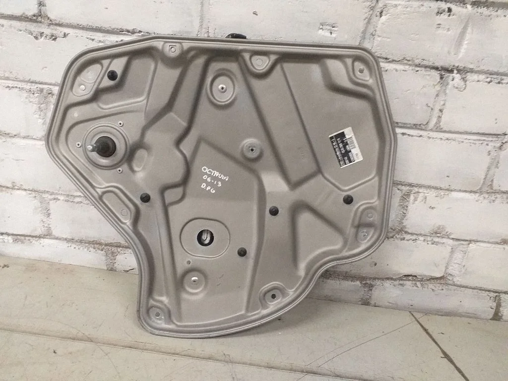 Podnośnik szyby tylnej mechaniczny (ręczny) – Skoda Octavia Mk3 (5E) (2013-2019)
