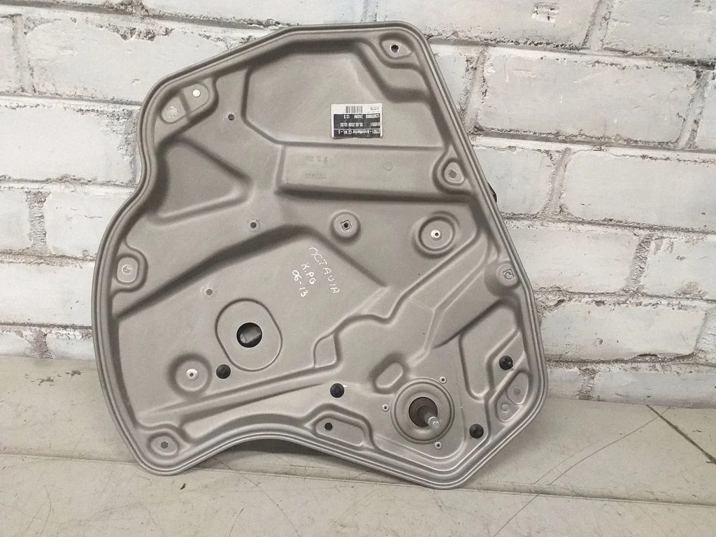 Podnośnik szyby tylnej mechaniczny (ręczny) – Skoda Octavia Mk3 (5E) (2013-2019)