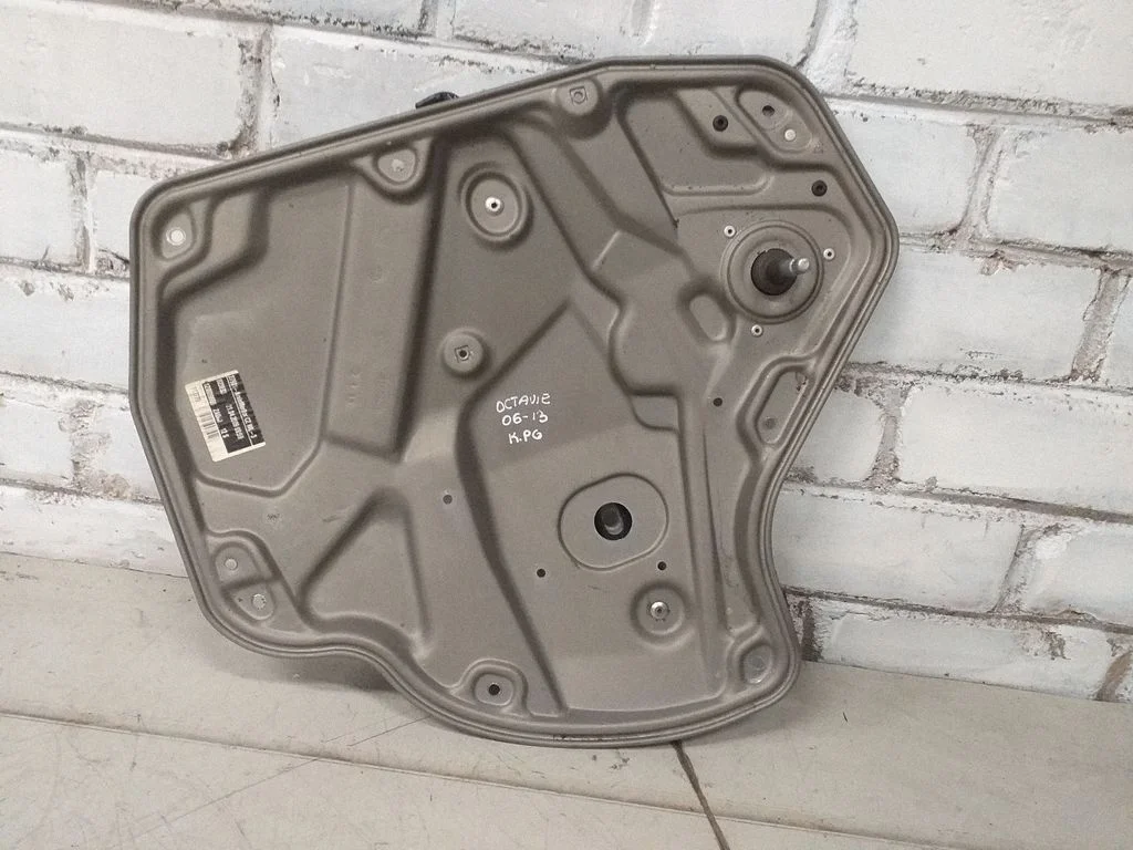 Podnośnik szyby tylnej mechaniczny (ręczny) – Skoda Octavia Mk3 (5E) (2013-2019)