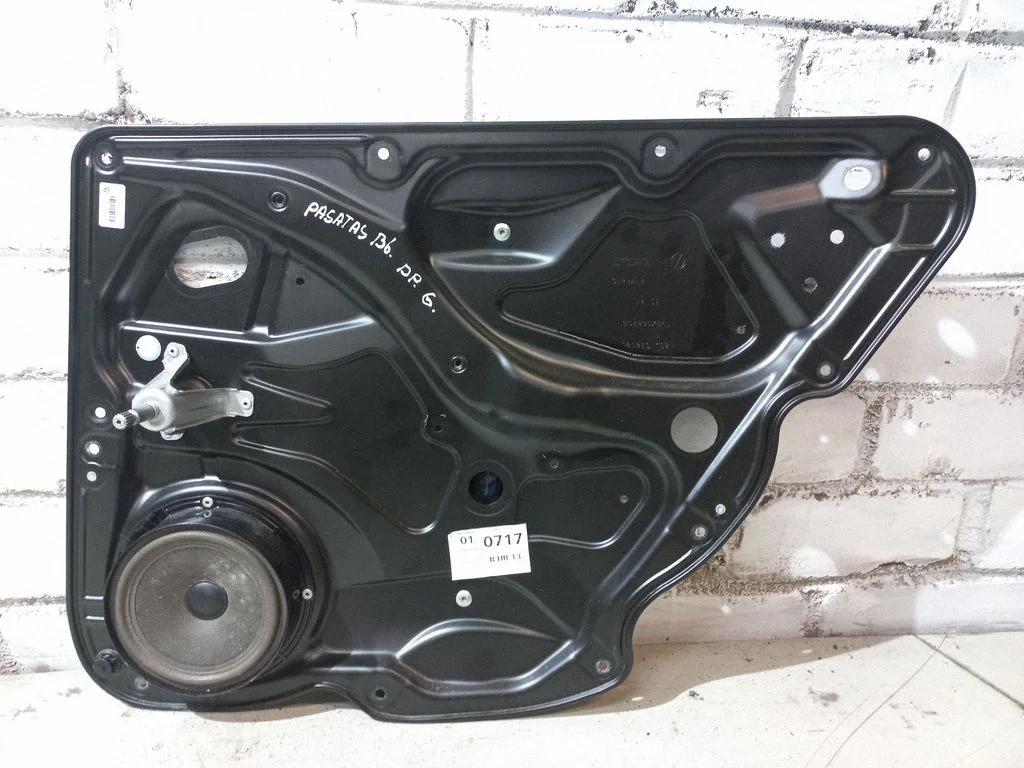 Podnośnik szyby tylnej mechaniczny (ręczny) – Volkswagen Passat B6 (2005-2010)