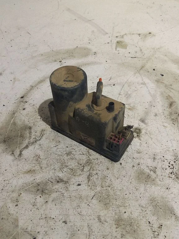 Vacuum pump – Audi A4 S4 B5 8D (1994-1999)