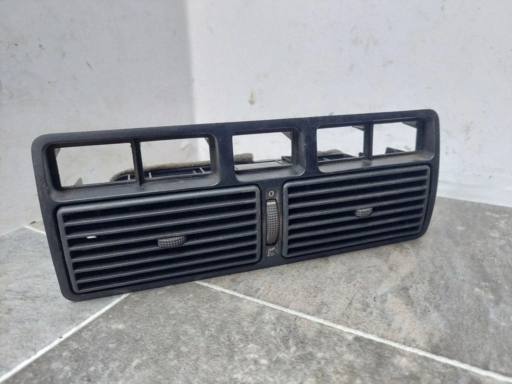 Dash center air vent grill – Volkswagen Golf IV (1998-2005)