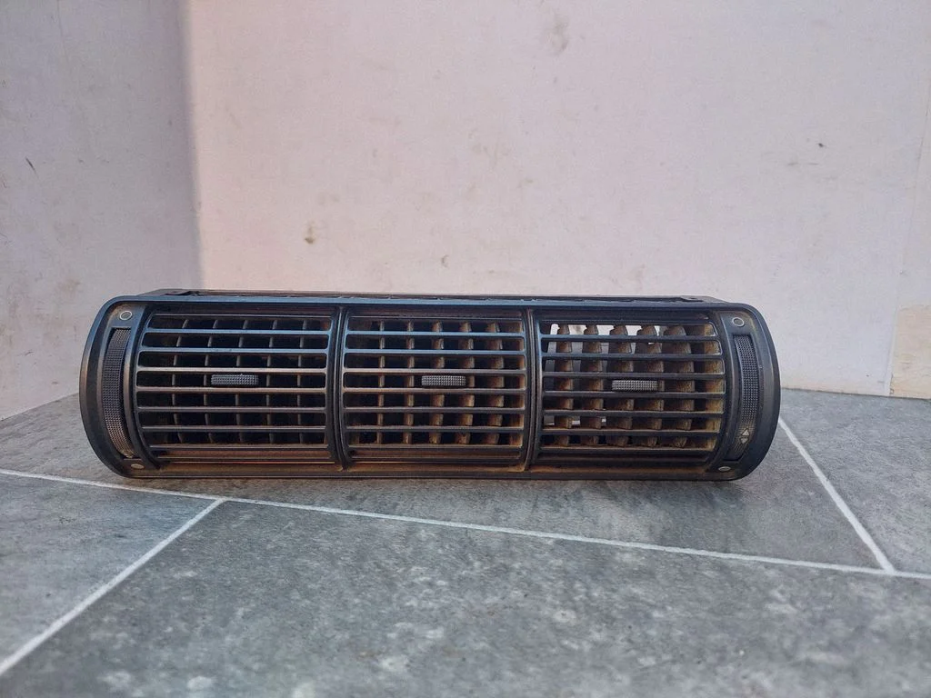 Dash center air vent grill 8D0820951