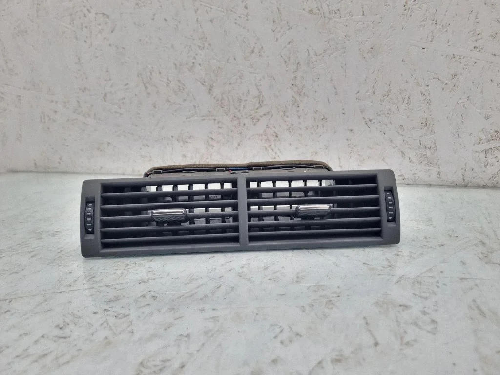 Armatuurlaua keskmine õhutusrest – Audi A4 S4 B7 8E 8H (2005-2008)