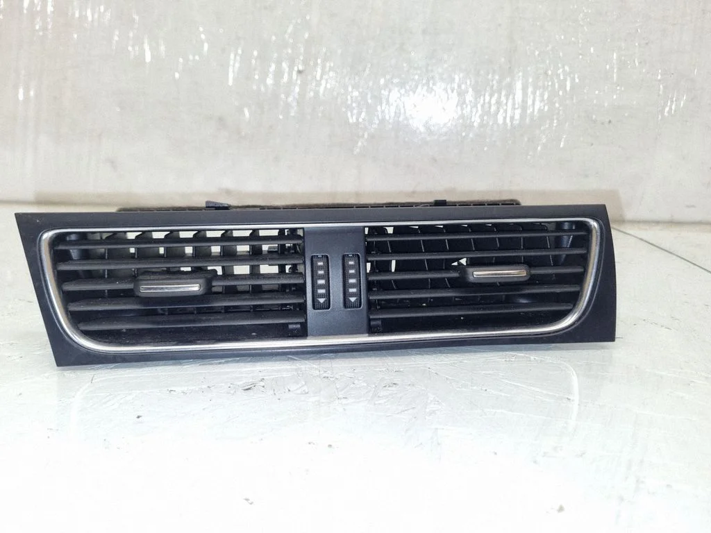 Armatuurlaua keskmine õhutusrest – Audi A4 Allroad B8 (2008-2016)