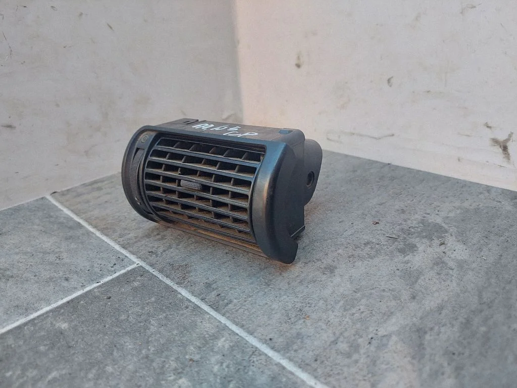 Armatuurlaua keskmine õhutusrest – Audi A4 S4 B6 8E 8H (2001-2005)