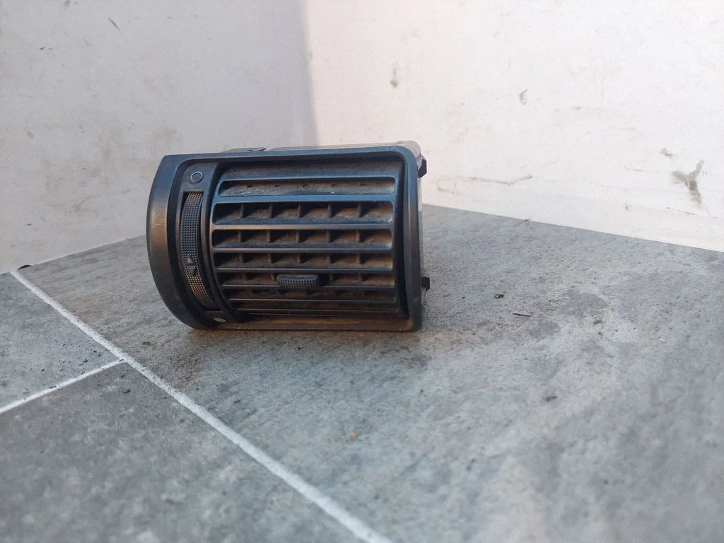 Armatuurlaua keskmine õhutusrest – Audi A4 S4 B6 8E 8H (2001-2005)