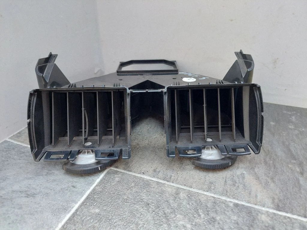 Dash center air vent grill – Volkswagen Golf Plus (2005-2013)