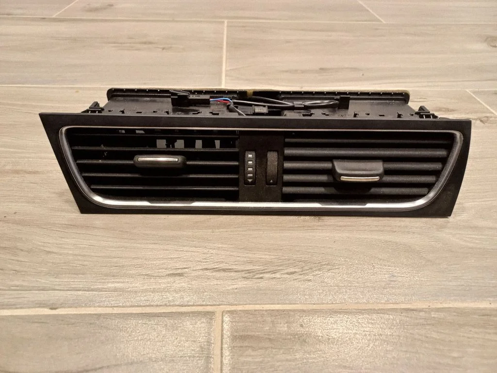 Armatuurlaua keskmine õhutusrest – Audi A4 Allroad B8 (2008-2016)