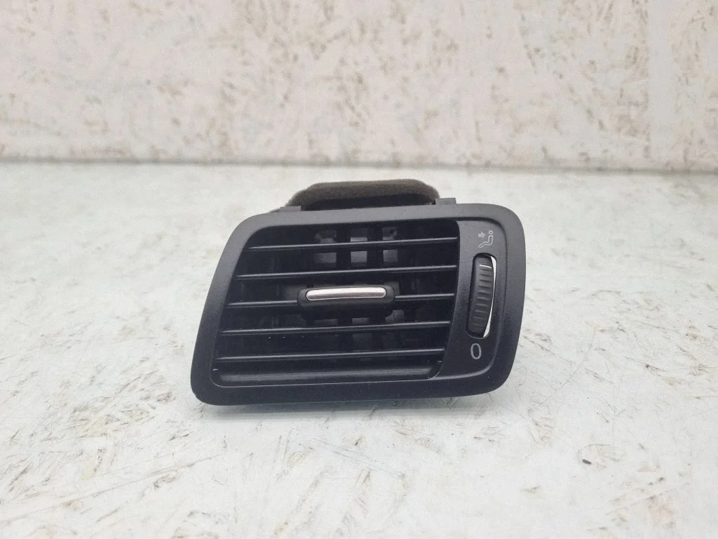 Dashboard side air vent grill/cover trim 3C1819701E