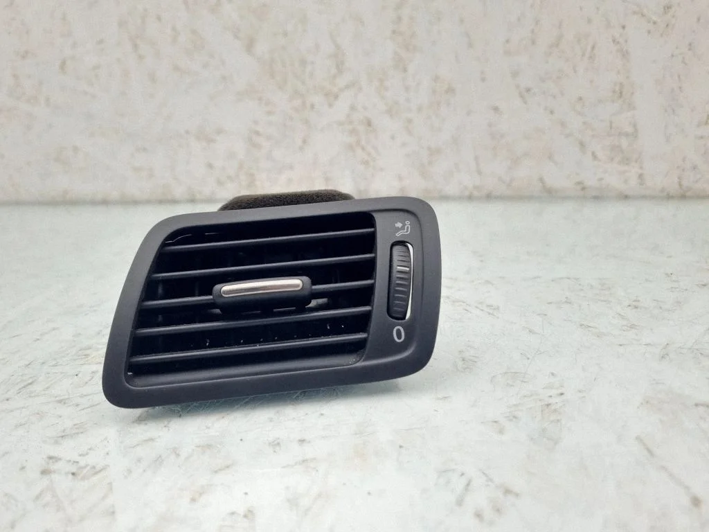 Dashboard side air vent grill/cover trim 3C1819701E