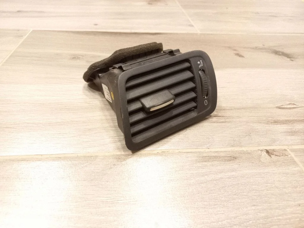 Dashboard side air vent grill/cover trim 3C1819701