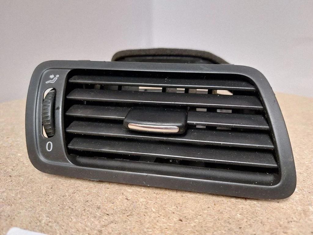 Dashboard side air vent grill/cover trim 3C1819702E