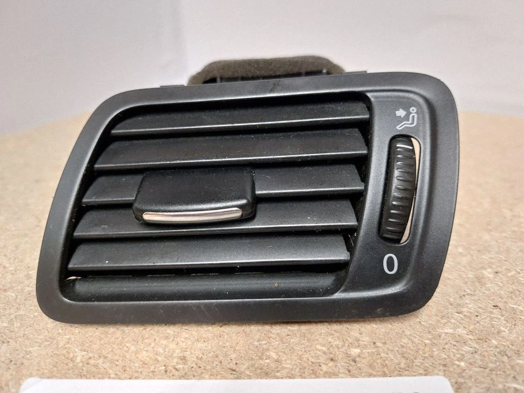 Dashboard side air vent grill/cover trim 3C1819701E