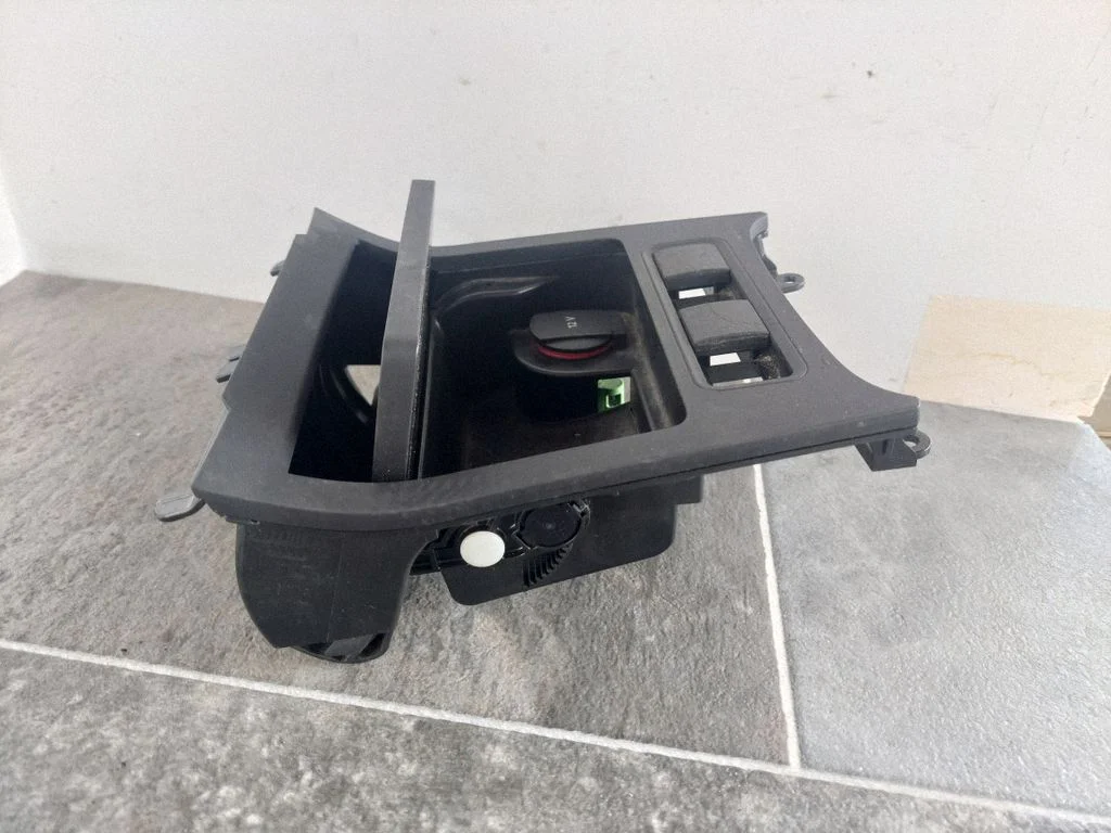 Ashtray (front) – Volkswagen Golf Plus (2005-2013)