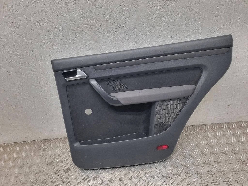 Tagumiste uste sisevooder – Volkswagen Touran I (2003-2010)