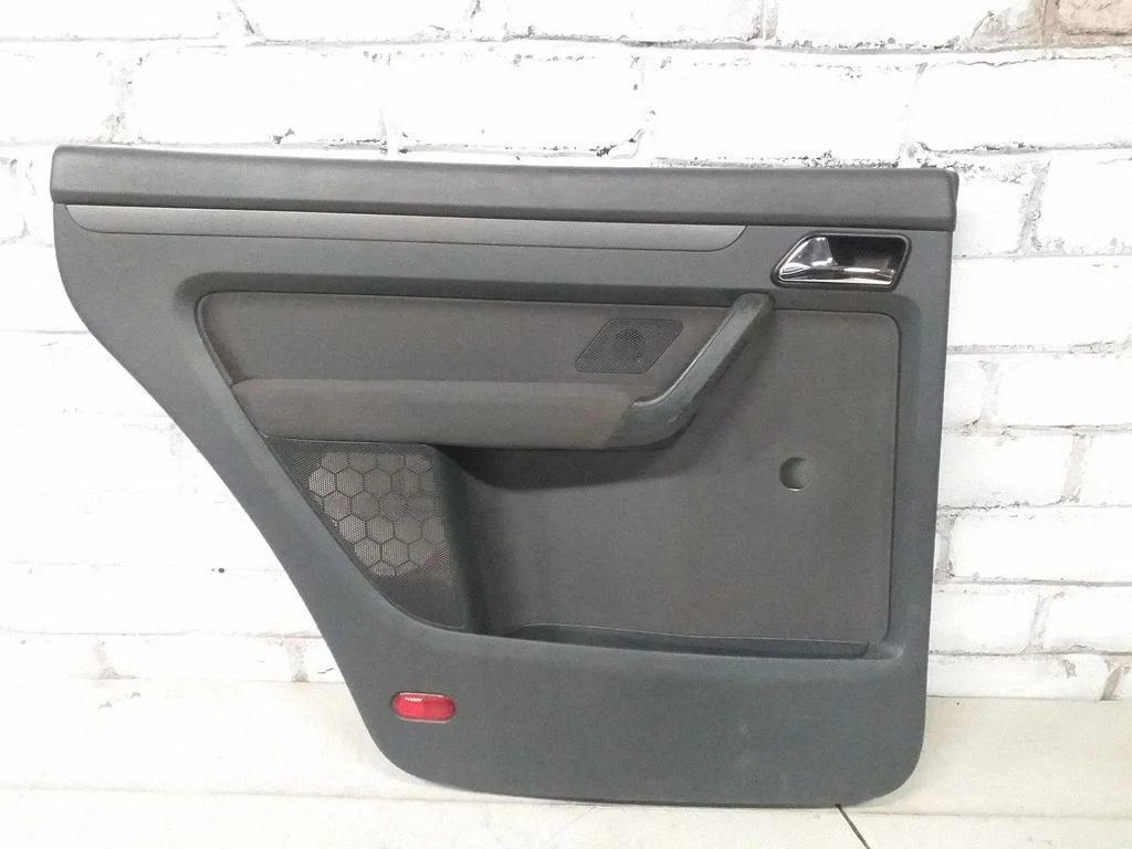 Tagumiste uste sisevooder – Volkswagen Touran I (2003-2010)