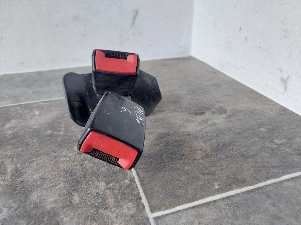 Middle seatbelt buckle (rear) – Audi A4 S4 B6 8E 8H (2001-2005)