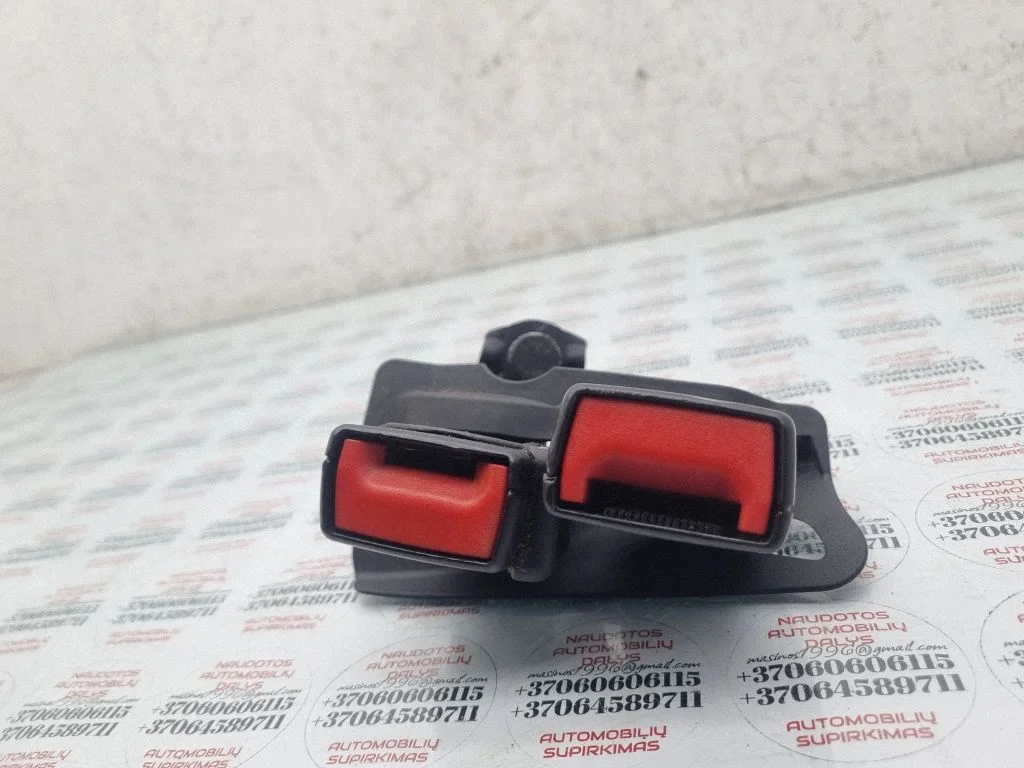 Middle seatbelt buckle (rear) – Audi A4 Allroad B8 (2008-2016)