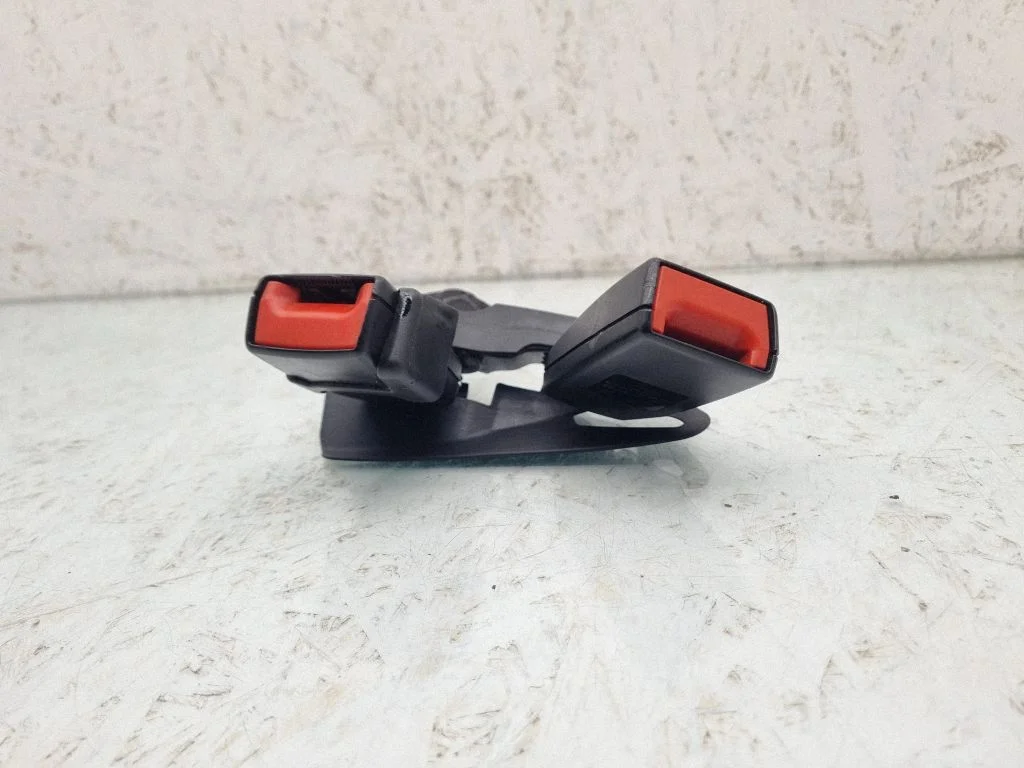 Middle seatbelt buckle (rear) – Audi A4 Allroad B8 (2008-2016)