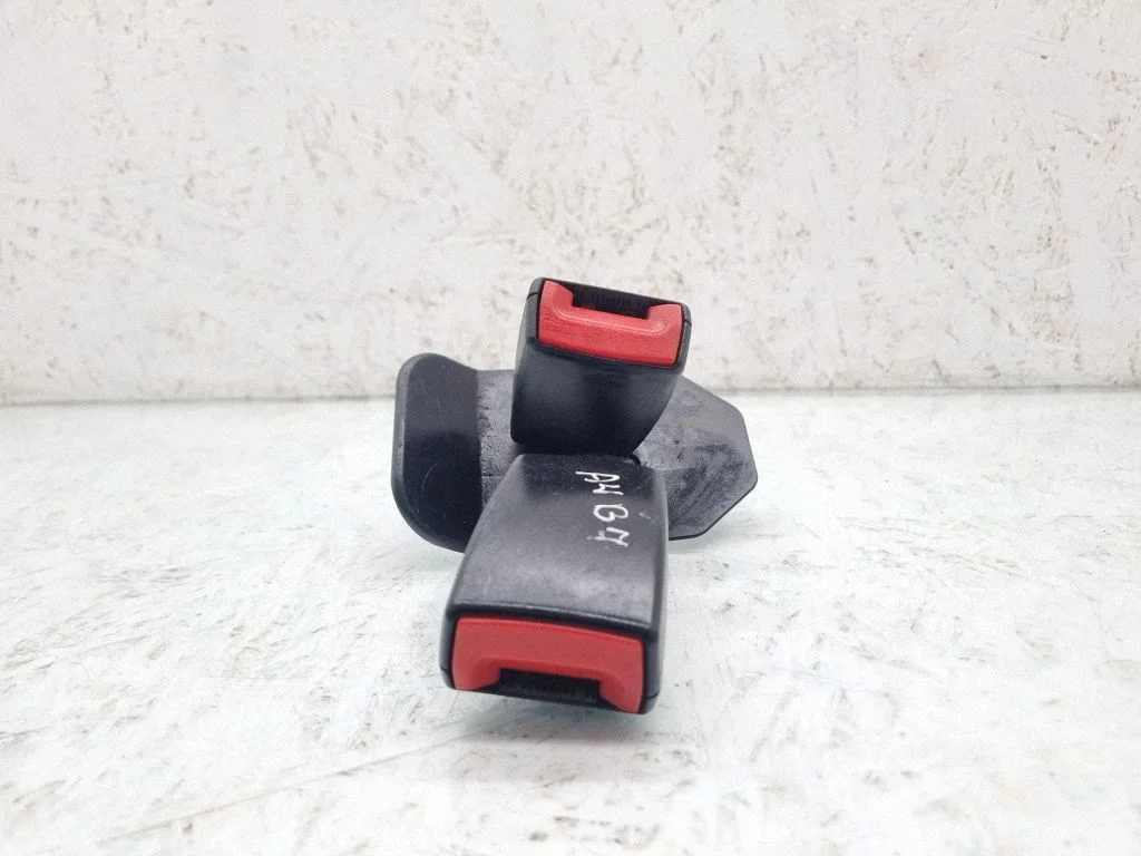 Middle seatbelt buckle (rear) 8E0857797