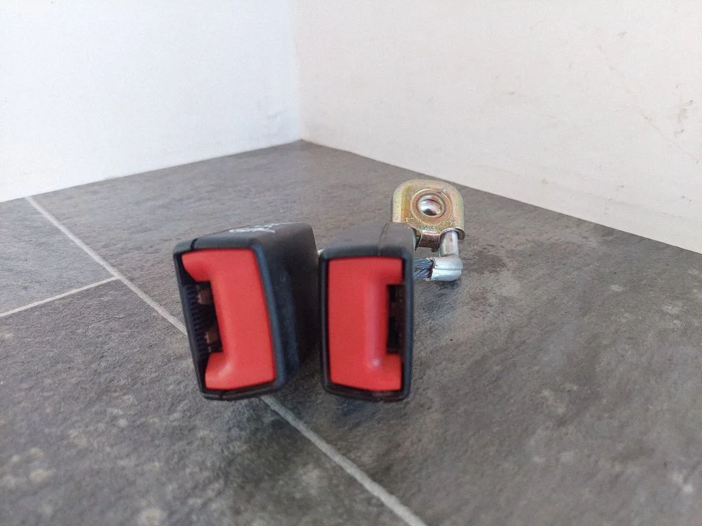 Vidējās drošības jostas sprādze (aizmugurē) 1K0857739E