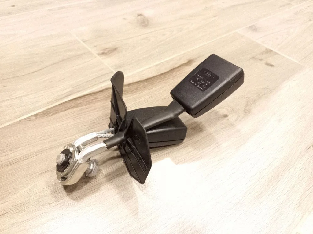 Keskmise turvavöö pannal (tagumine) 8E085773901C
