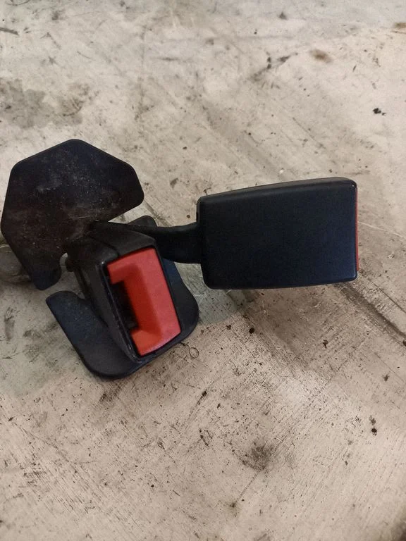 Middle seatbelt buckle (rear) 8E085773901C