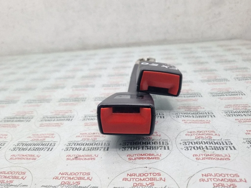 Vidējās drošības jostas sprādze (aizmugurē) 3R0857739A
