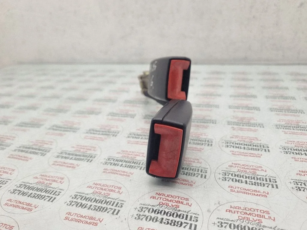 Middle seatbelt buckle (rear) – Audi A4 S4 B5 8D (1994-1999)