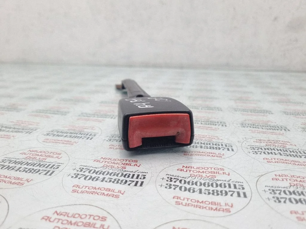 Zapięcie pasa przednie 8D0857755B