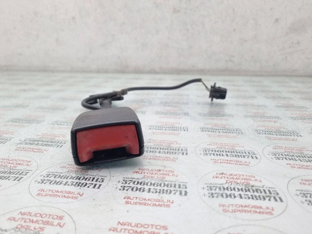 Zapięcie pasa przednie 8E0857755D
