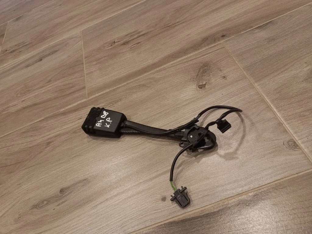 Zapięcie pasa przednie 8K0857755D