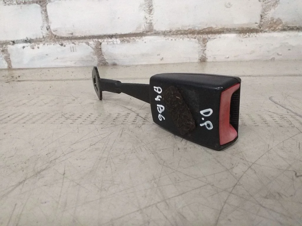 Zapięcie pasa przednie 8E0857755C