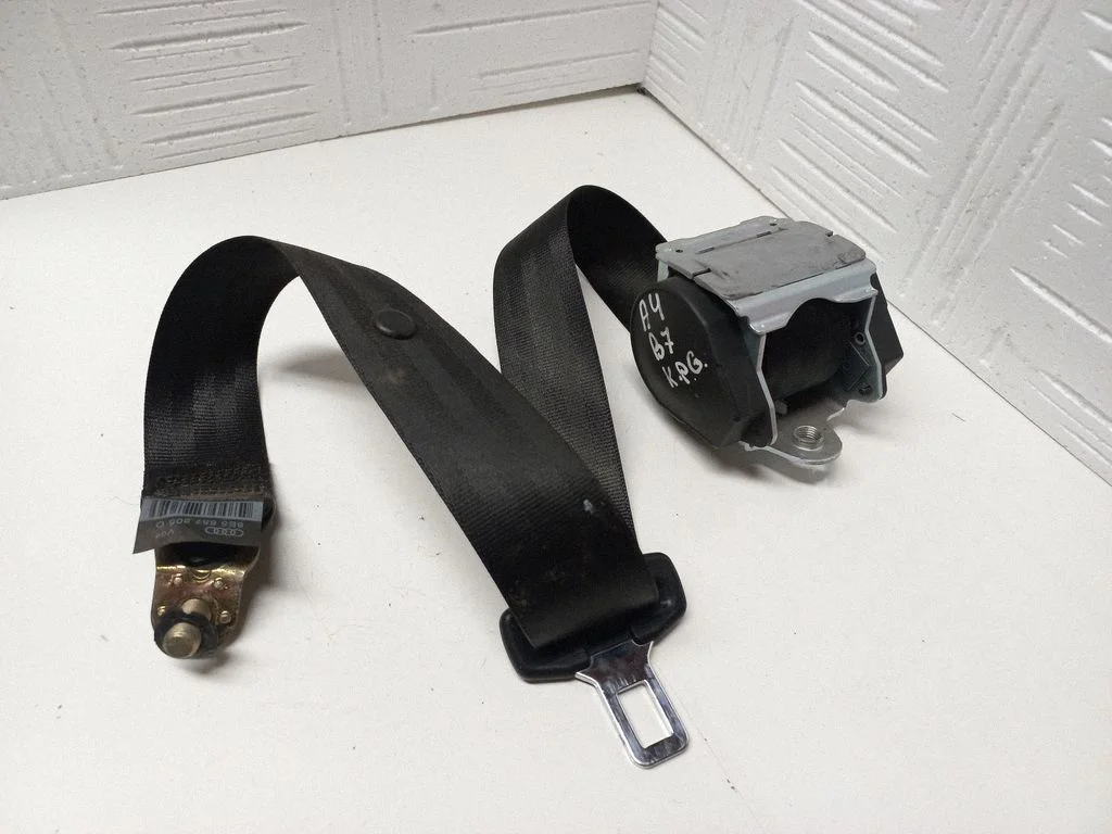 Rear seatbelt 8E5857805D