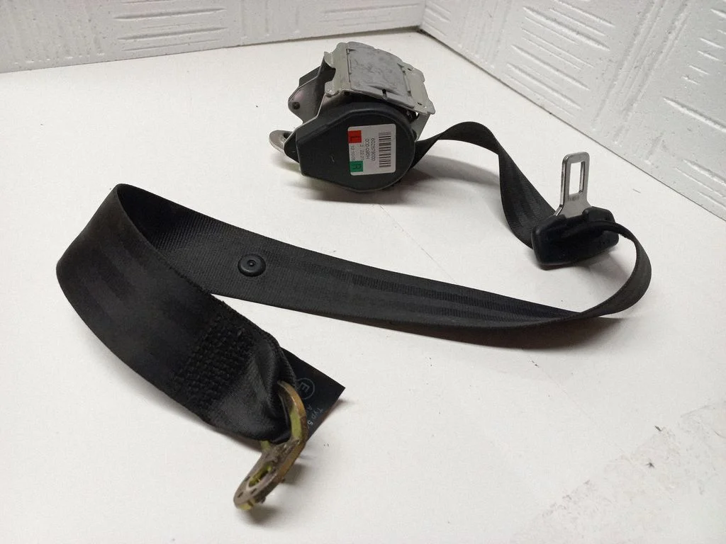Rear seatbelt 8E5857805D