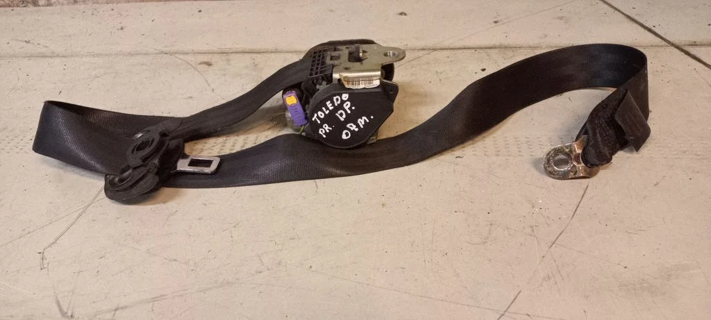 Front seatbelt 5P0857706B