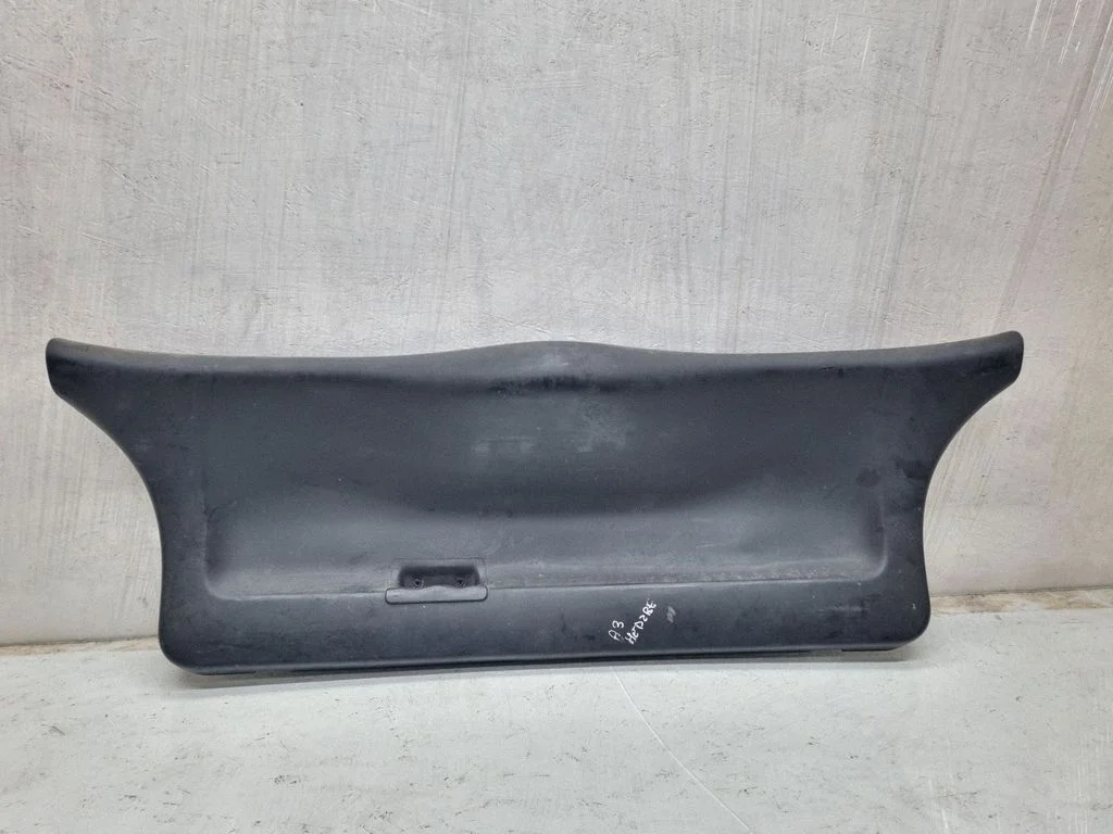 Apakšējais bagāžnieka sāna apdares panelis 8L0867979