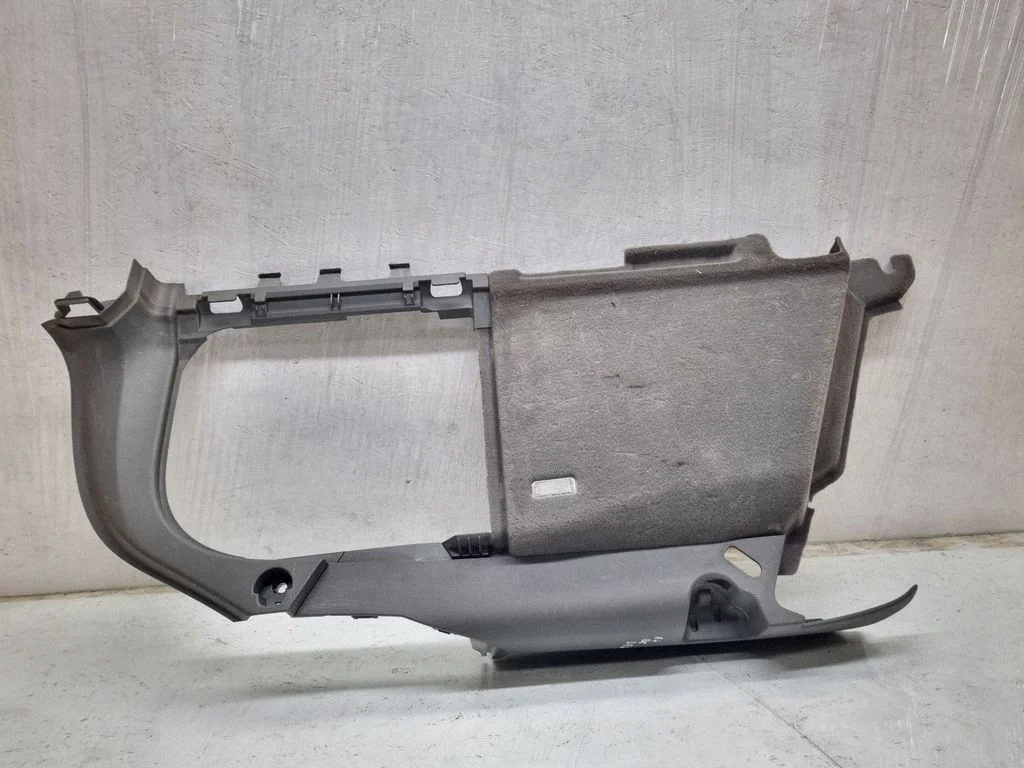 Boczny panel tapicerki bagażnika 8K9863880