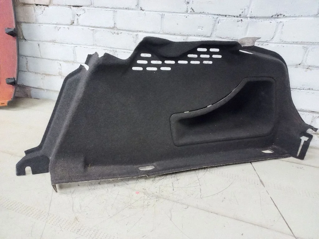 Boczny panel tapicerki bagażnika 8K5863888E