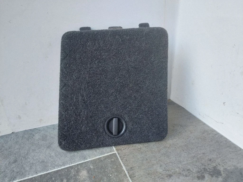 Pagasiruumi külje viimistluspaneel 1J0867468
