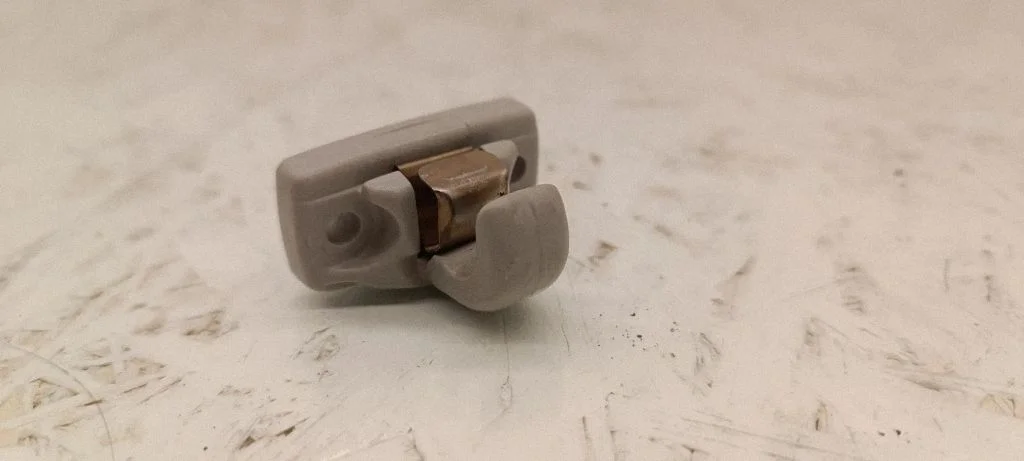 Päikesesirmi kinnitusklamber – Volkswagen Touran I (2003-2010)