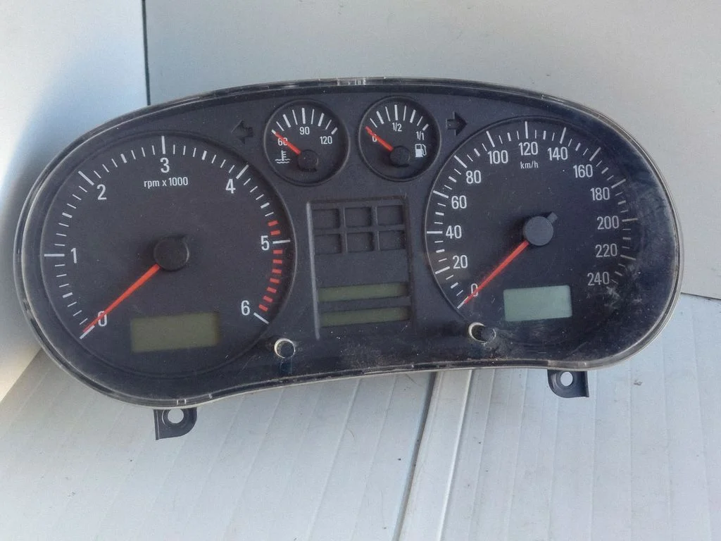 Speedometer (instrument cluster)